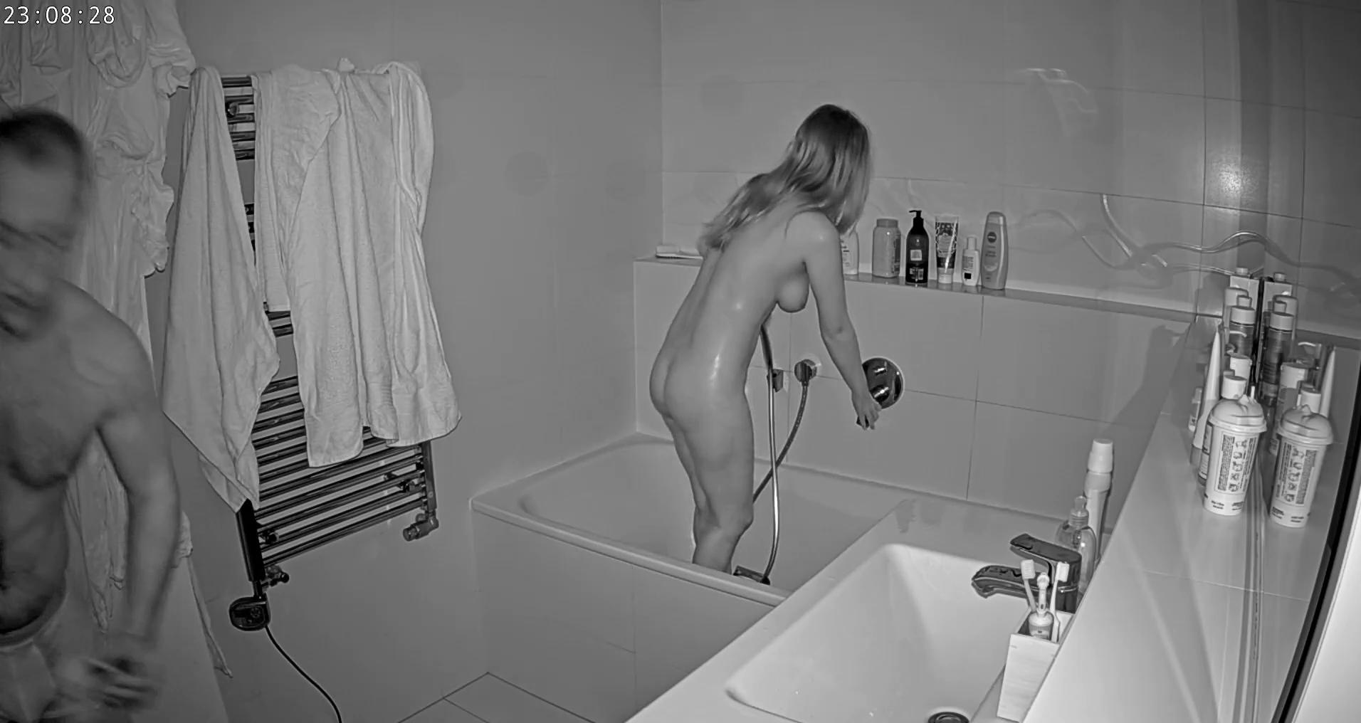Reallifecam Leora and Paul have shower after fuck 13 08 2022